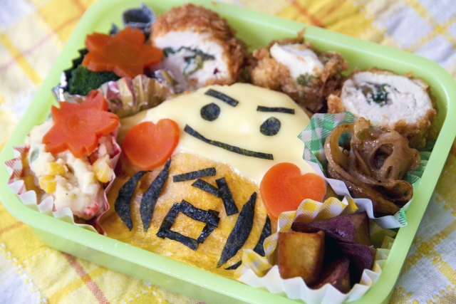 子供が食べやすいおにぎり弁当の人気の具は のりや形を工夫してキャラ弁を作っても